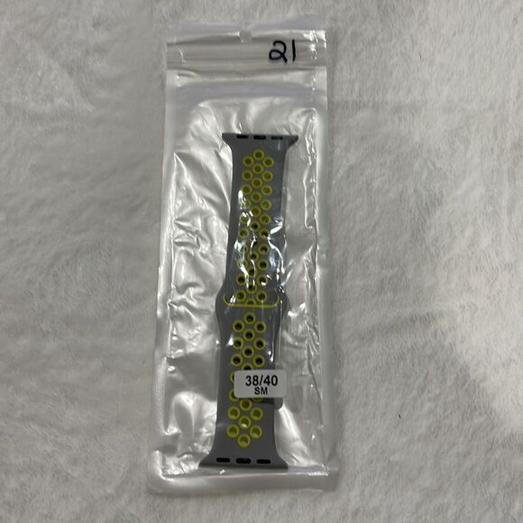 NWOT Apple Watch sports band (38/40) - Picture 3 of 3